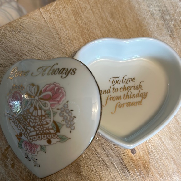 VINTAGE | Romantic Heart-Shaped Ceramic Jewelry Box with Floral Design - Picture 5 of 12